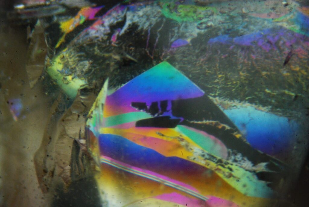 Fingerprint inclusion in a corundum. Iridescence colour indicates corundum to be unheated.